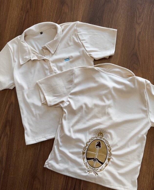 REMERA CON BOTONES ESCUDO