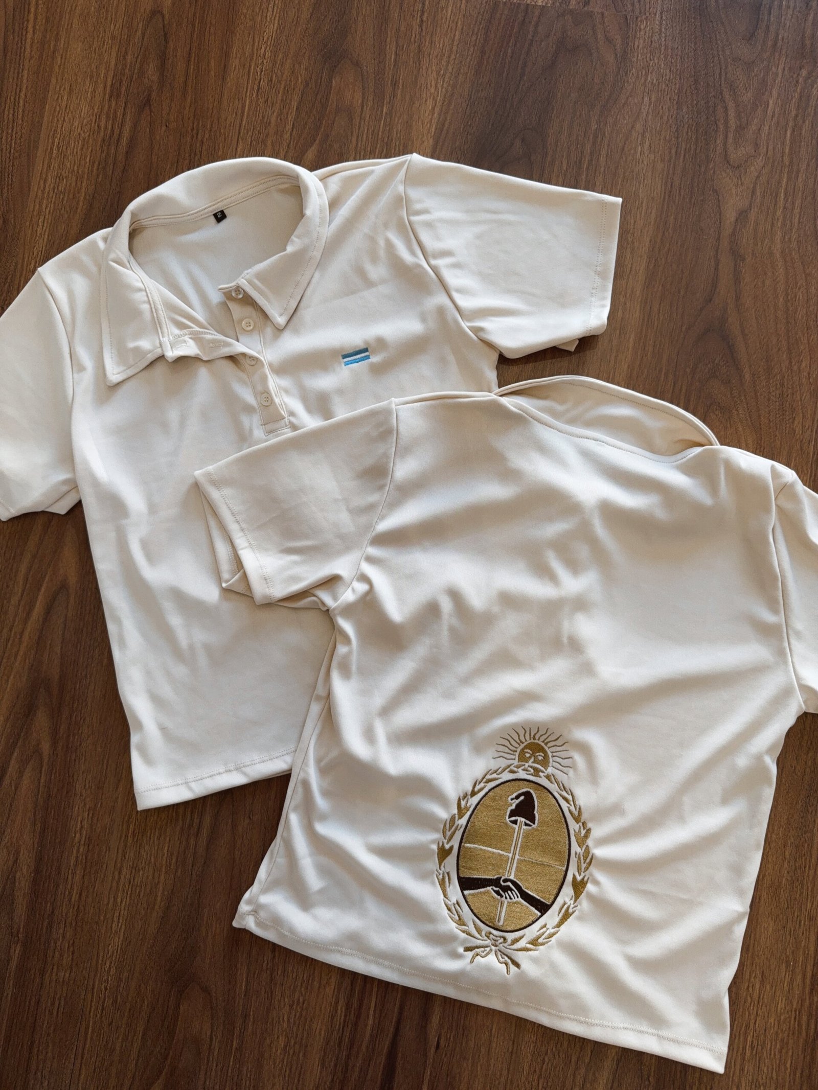 REMERA CON BOTONES ESCUDO