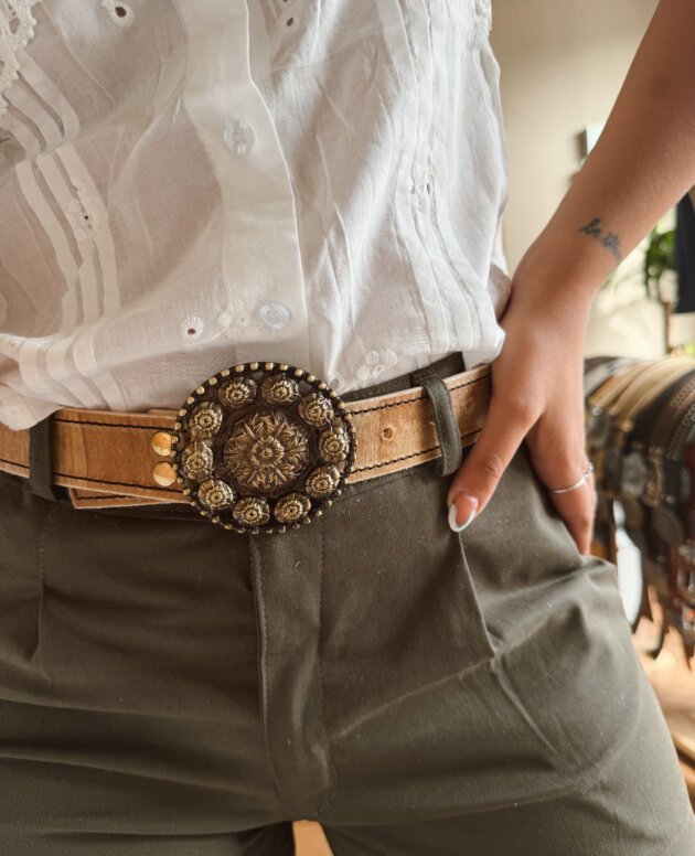 CINTO CUERO CRUDO BOTON TRABAJADO