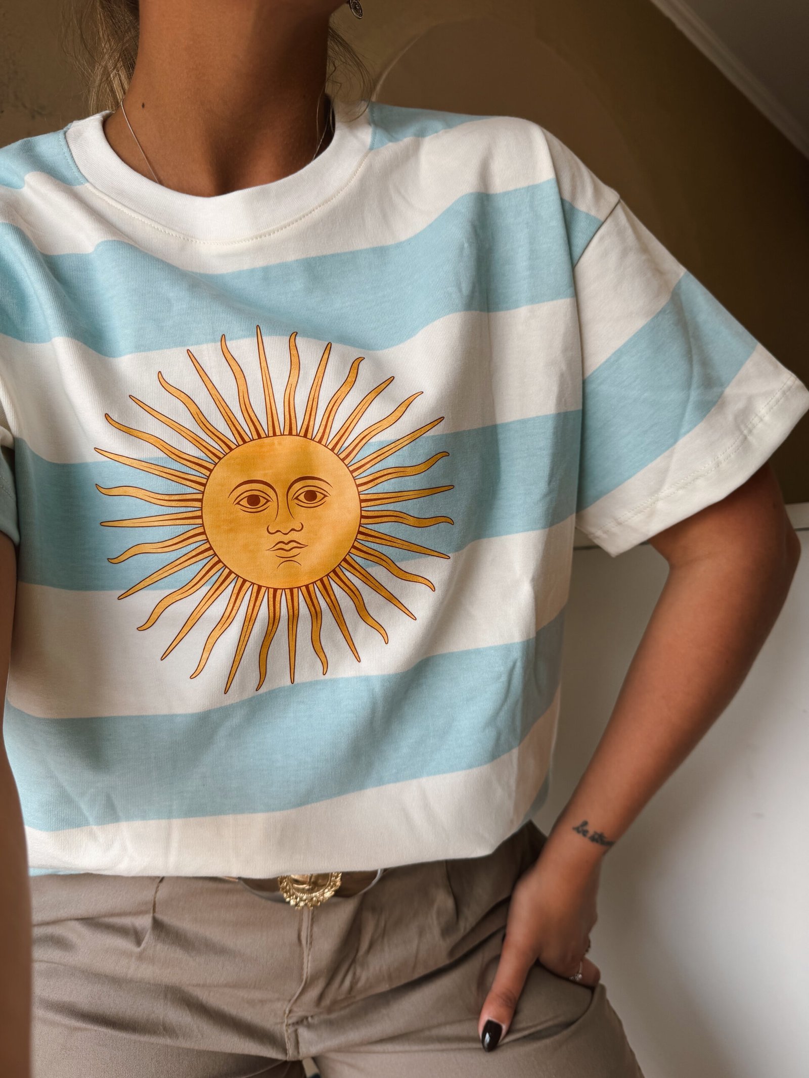 REMERA ALGODON SOL DE MAYO CELESTE - Image 3