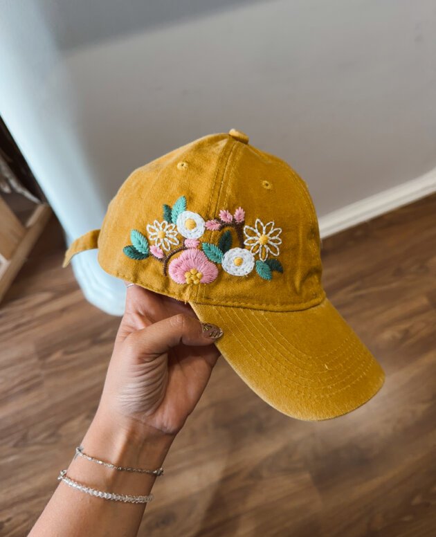 GORRA BORDADA FLORES MOSTAZA