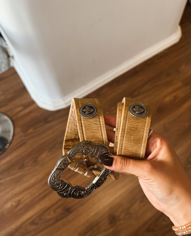 CINTO CUERO CRUDO HEBILLA CON APLIQUES