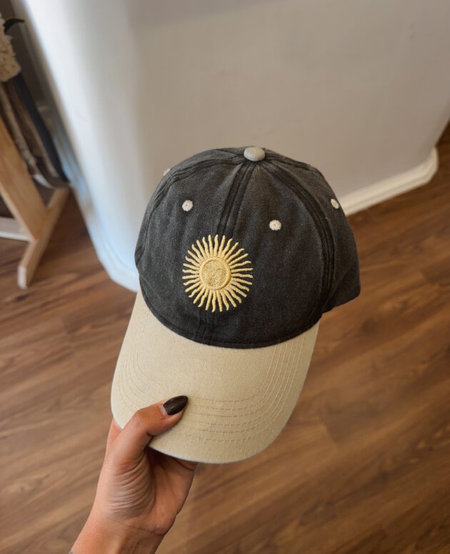 GORRA BORDADA COMBINADA NATURAL Y GRIS