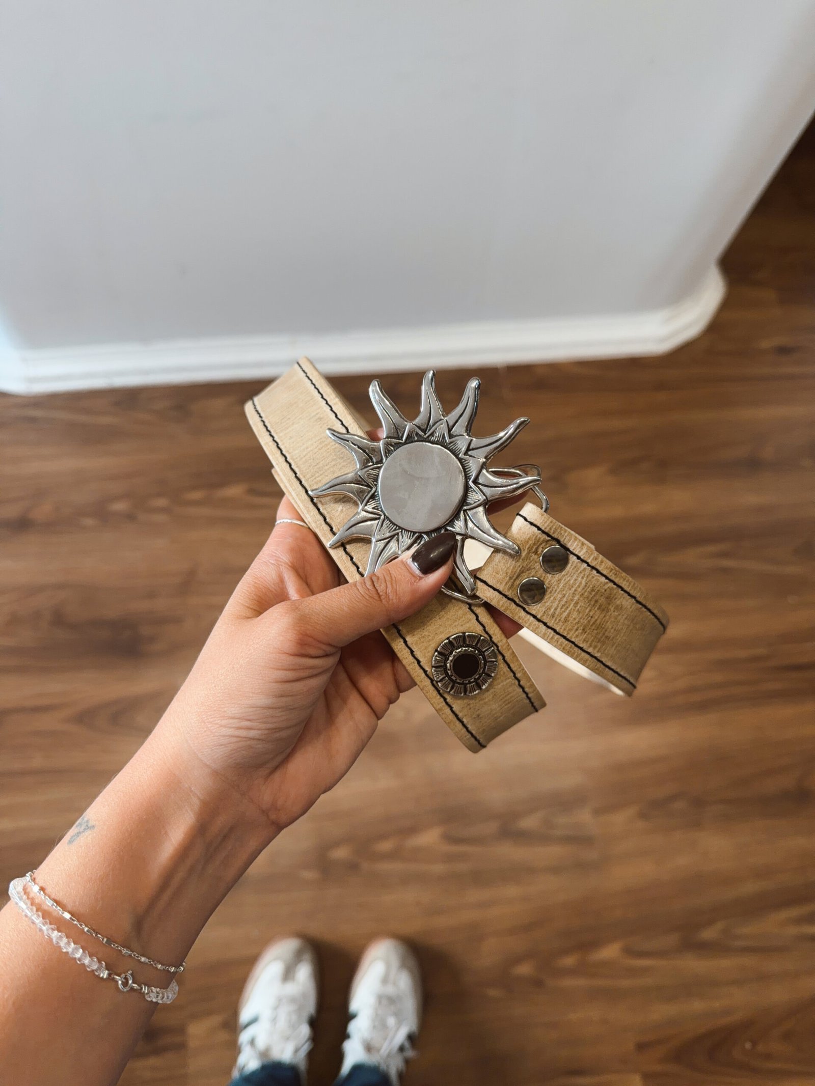 CINTO SOL LISO PLATEADO CUERO CRUDO Y APLIQUES COCIDO