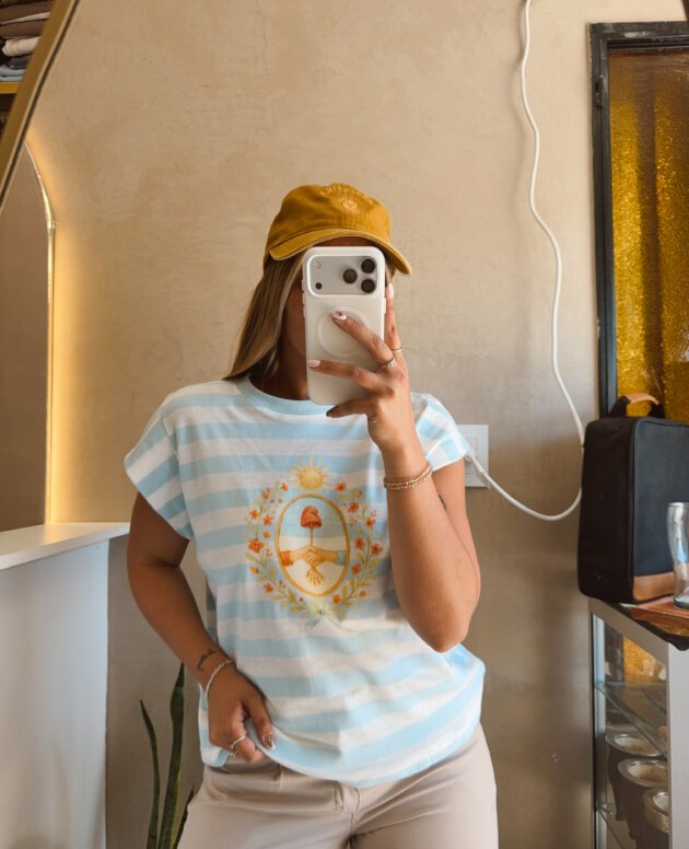 MUSCULOSA RAYADA CELESTE MANGA JAPONESA ESCUDO