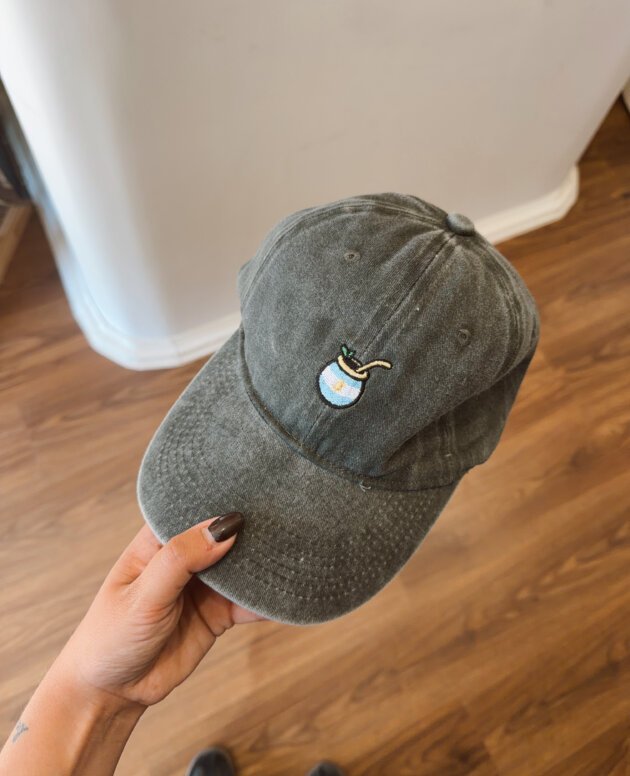 GORRA BORDADA MATE GRIS