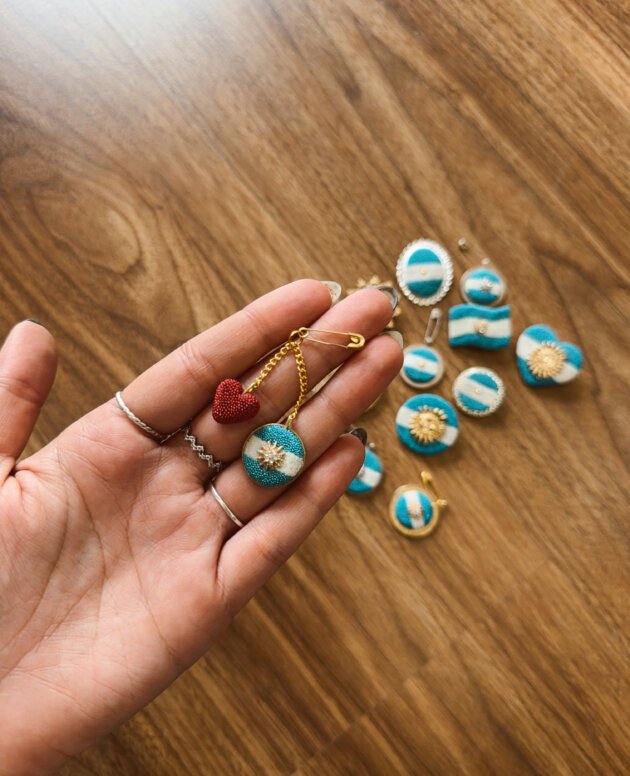 ESCARAPELA MONEDA Y CORAZON