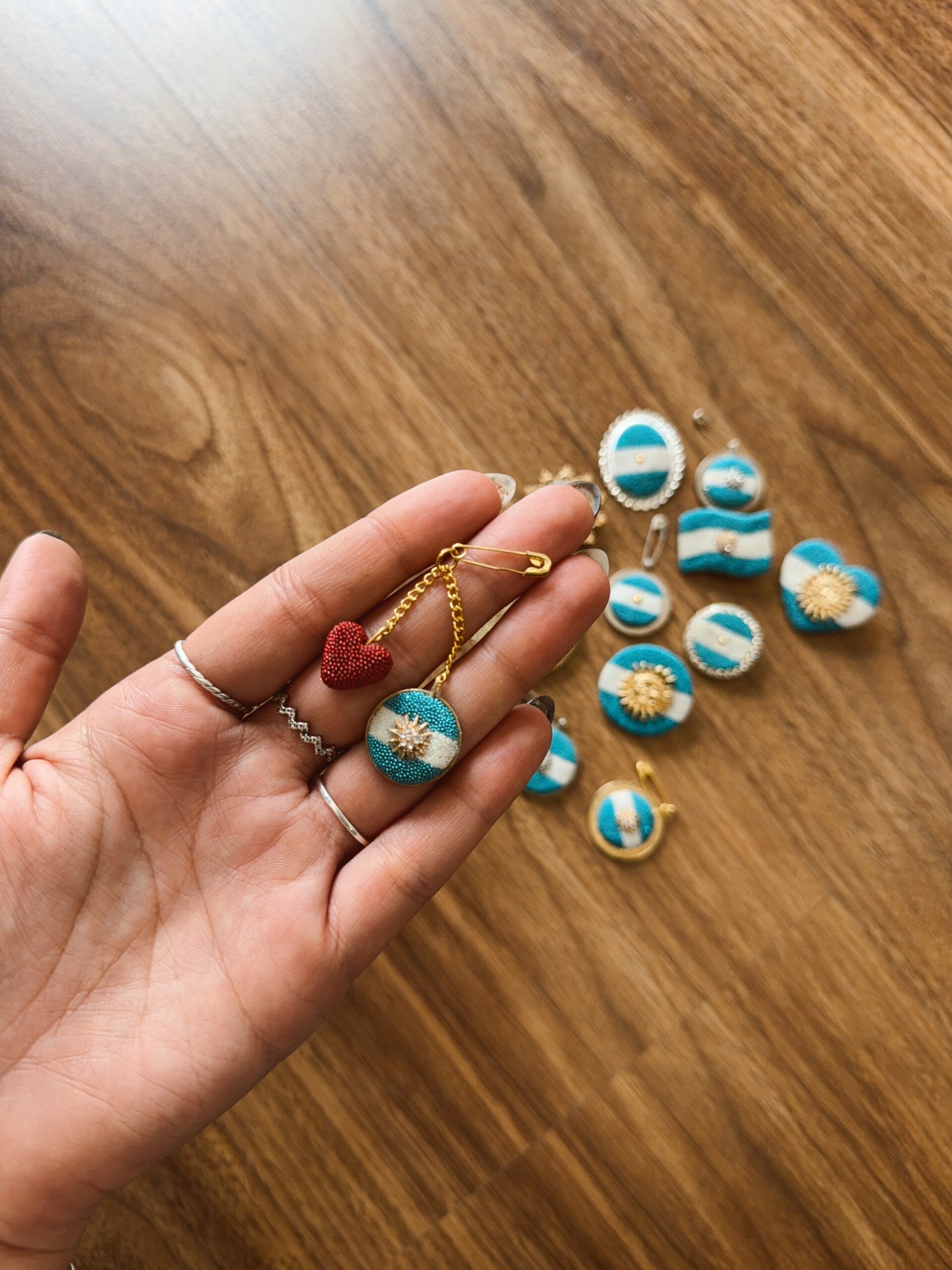 ESCARAPELA MONEDA Y CORAZON