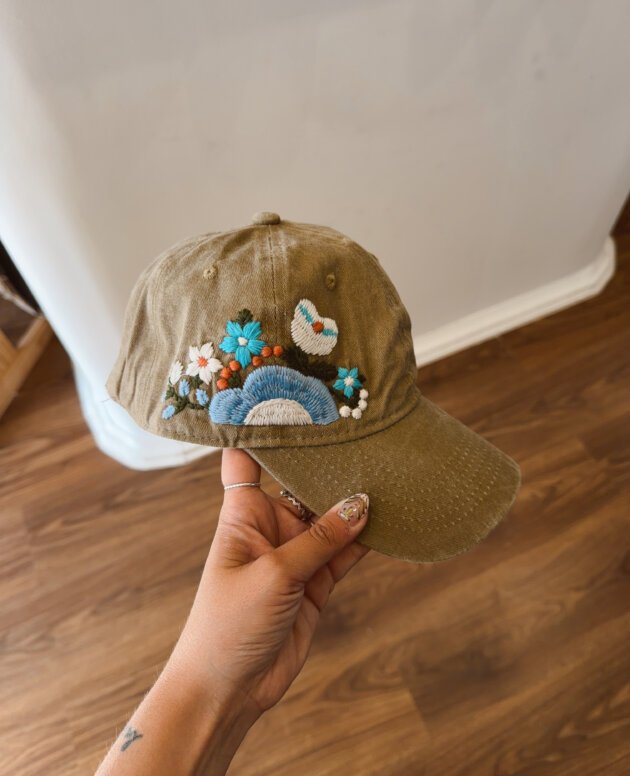 GORRA BORDADA FLORES BEIGE