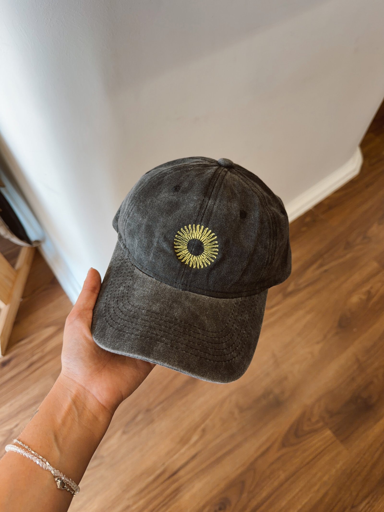 GORRA BORDADA SOLCITO GRIS OSCURO