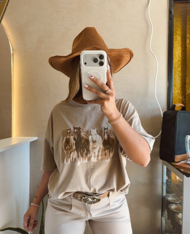 REMERA CABALLOS BEIGE