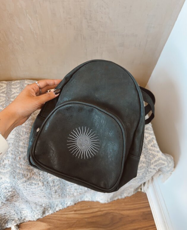 MOCHILA NEGRA SOL BORDADA