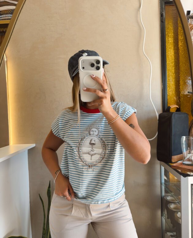 MUSCULOSA RAYADA CELESTE ESCUDO