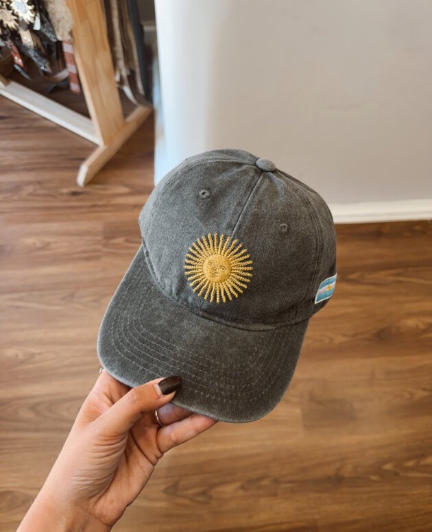GORRA BORDADA LISA GRIS CON BANDERA Y SOL