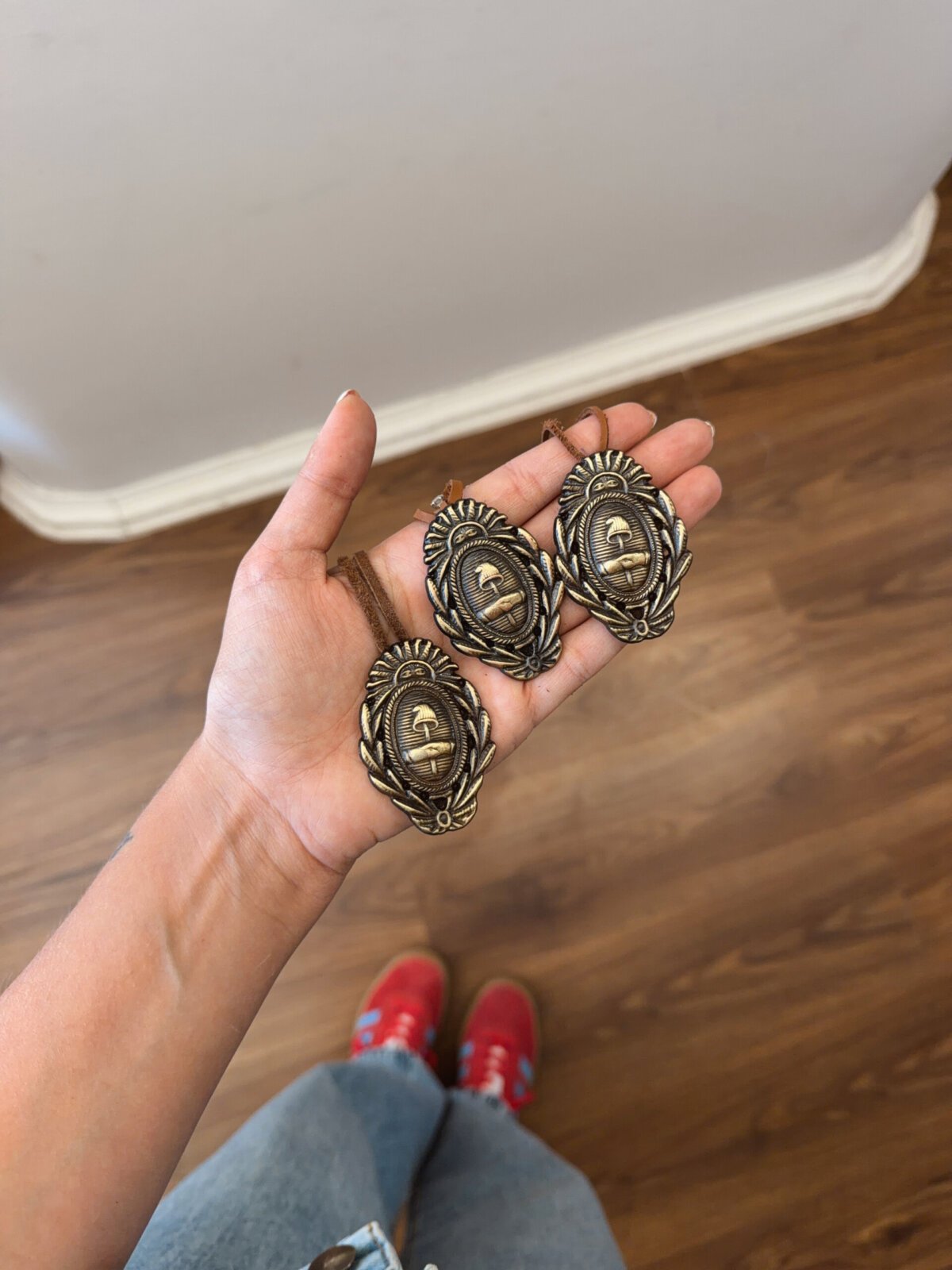 COLLAR ESCUDO DORADO