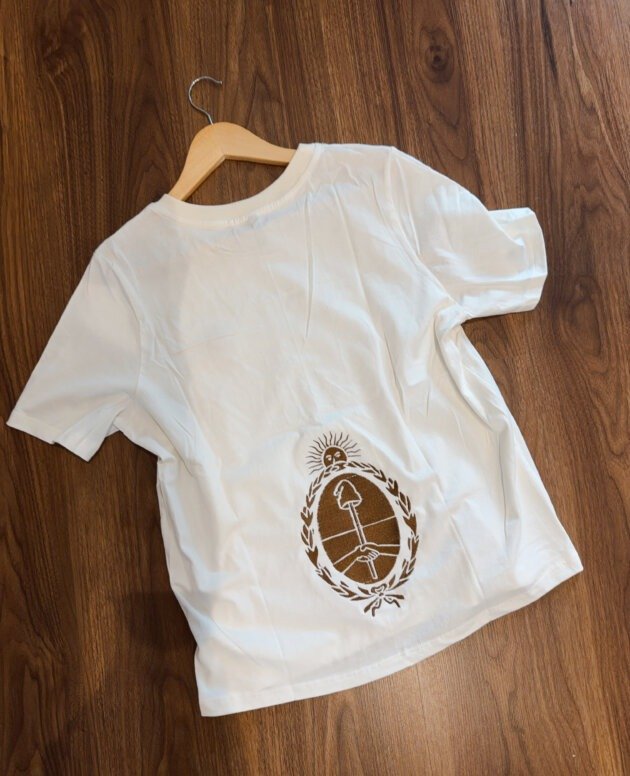 REMERA NATURAL ESCUDO NACIONAL BORDADO