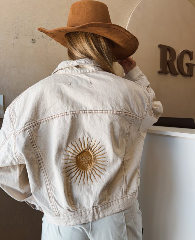CAMPERA DE JEANS BEIGE CON CINTURA