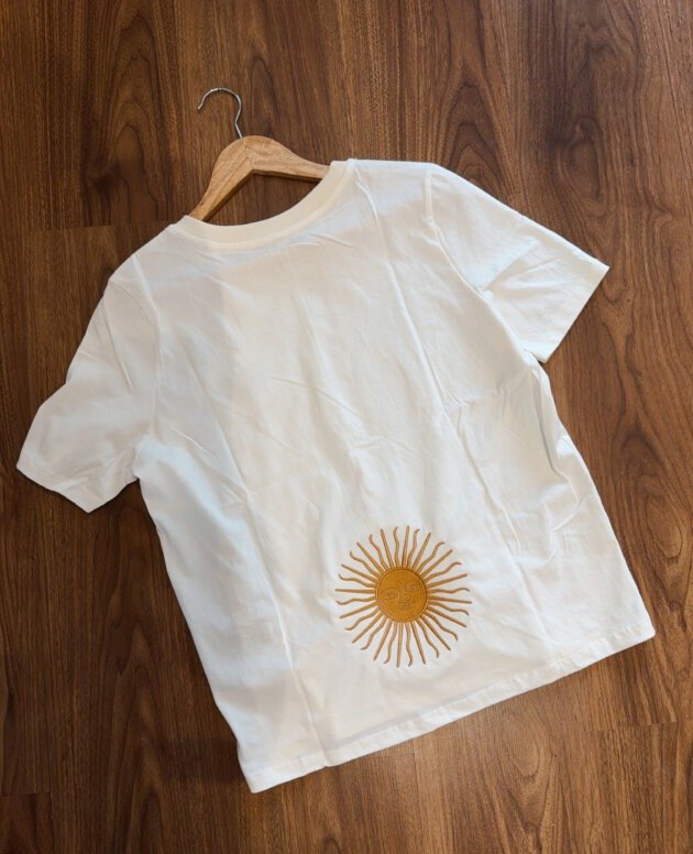 REMERA SOL BORDADA NATURAL