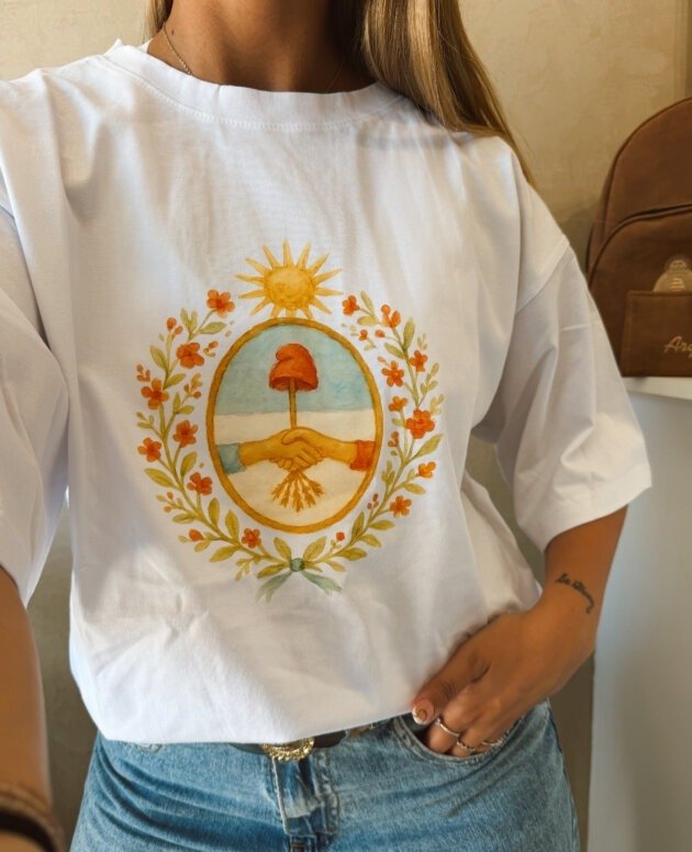 REMERA ESCUDO NACIONAL BLANCA