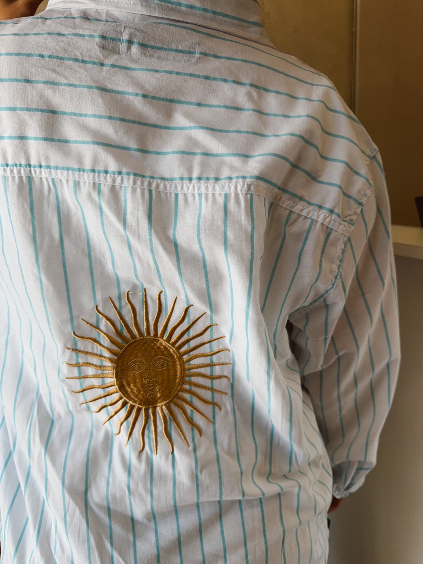 CAMISA RAYADA CELESTE BORDADA - Image 3