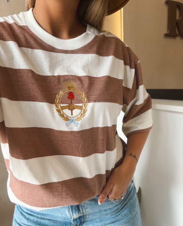 REMERA RAYADA ESCUDO BORDADO MARRON CLARO