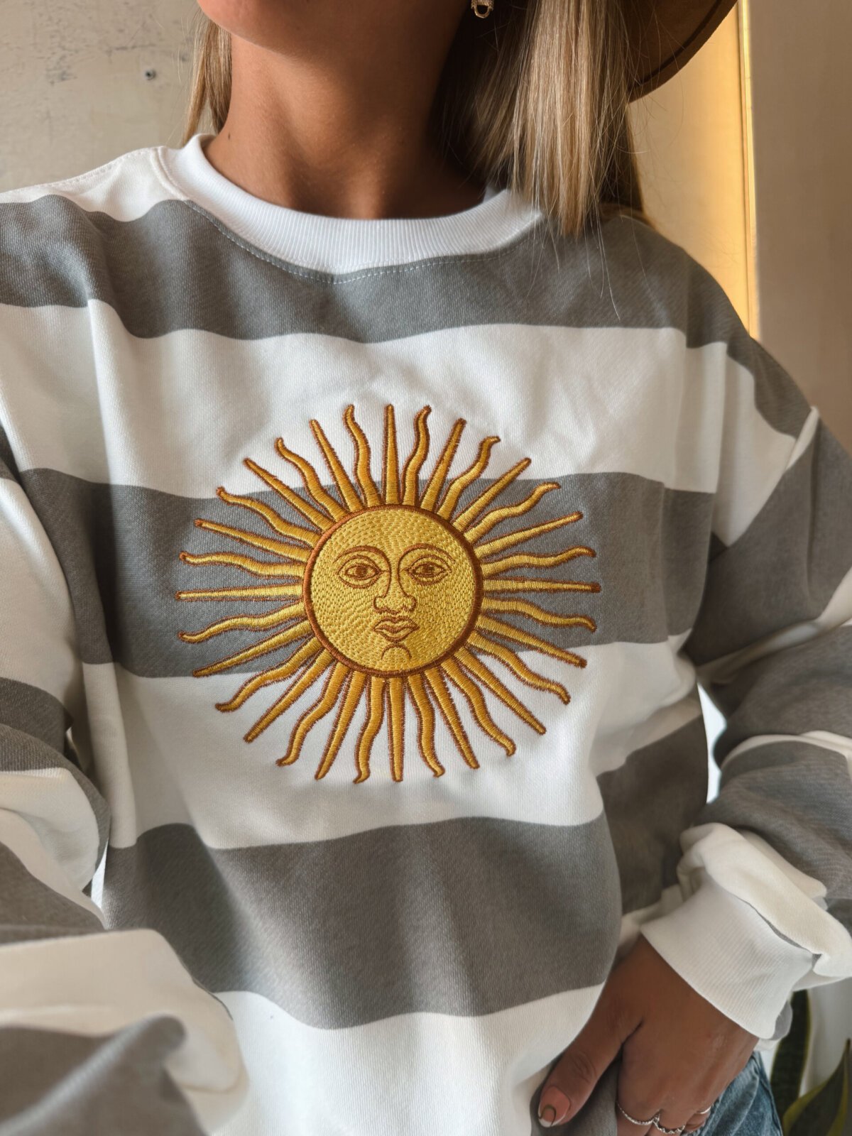 BUZO ALGODÓN RÚSTICO SOL BORDADO GRIS - Image 3