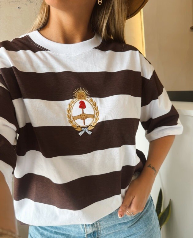REMERA RAYADA ESCUDO BORDADO MARRÓN