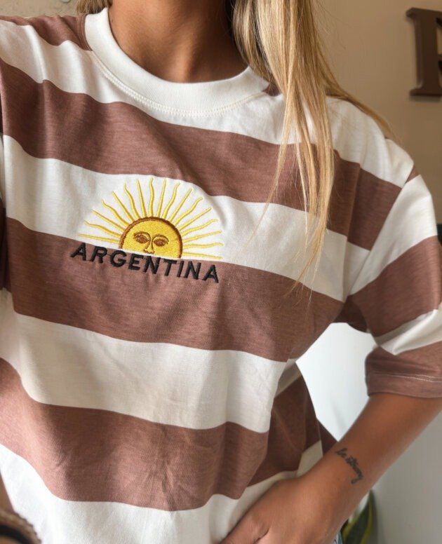 REMERA RAYADA SOL ARG MARRÓN CLARO