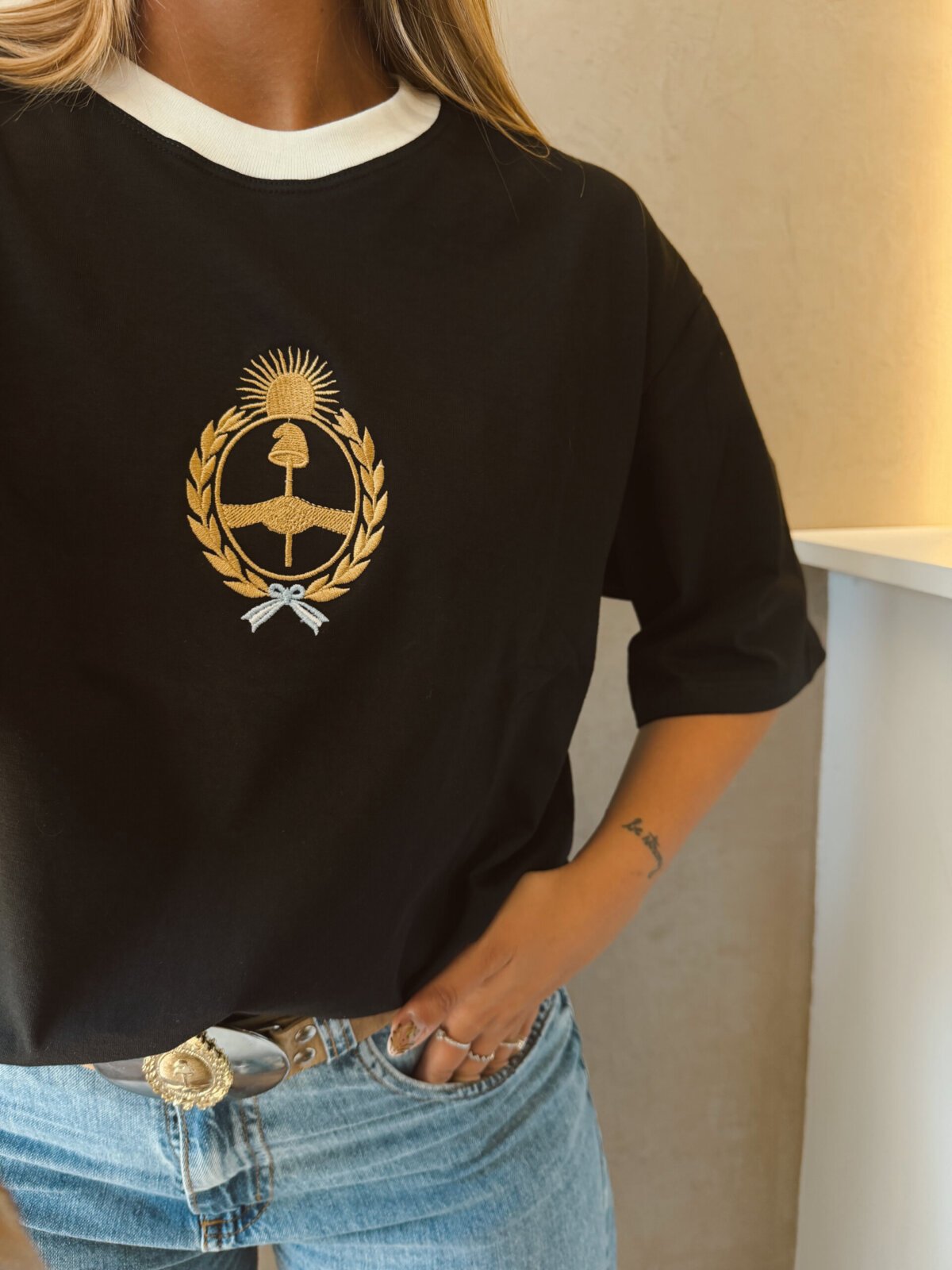 REMERA ALGODON ESCUDO BORDADO NEGRA