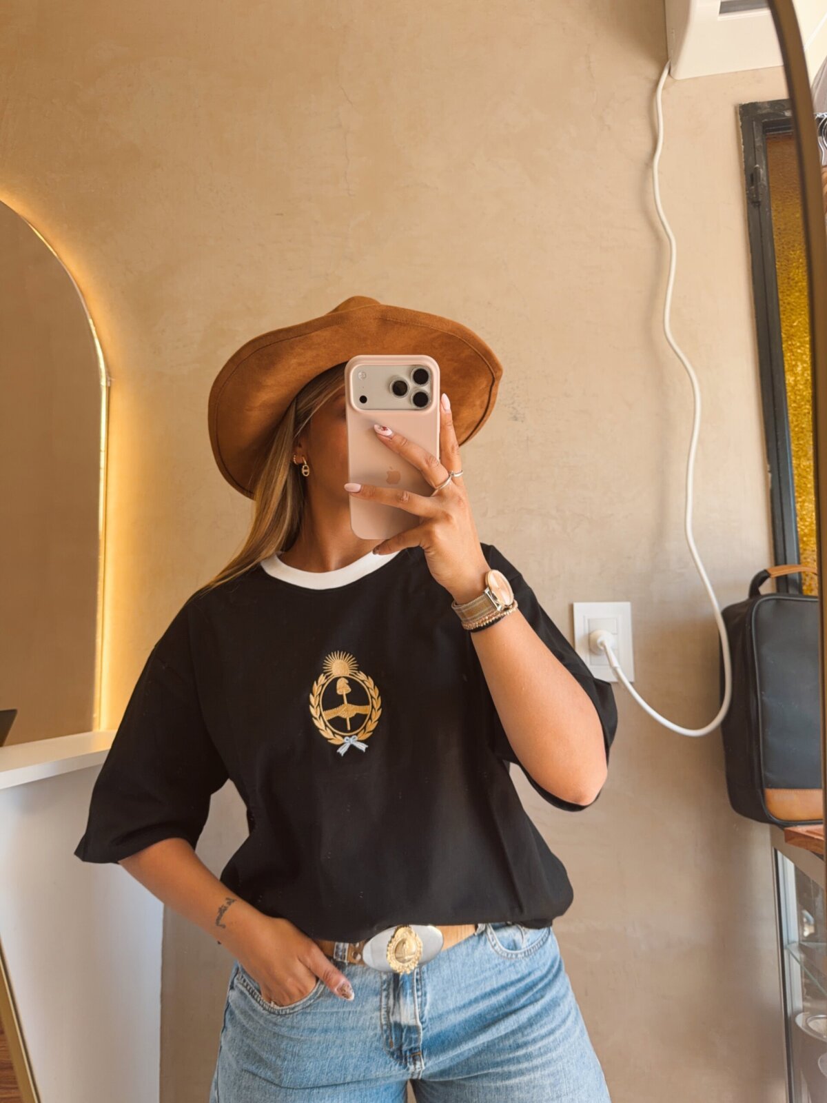 REMERA ALGODON ESCUDO BORDADO NEGRA - Image 2