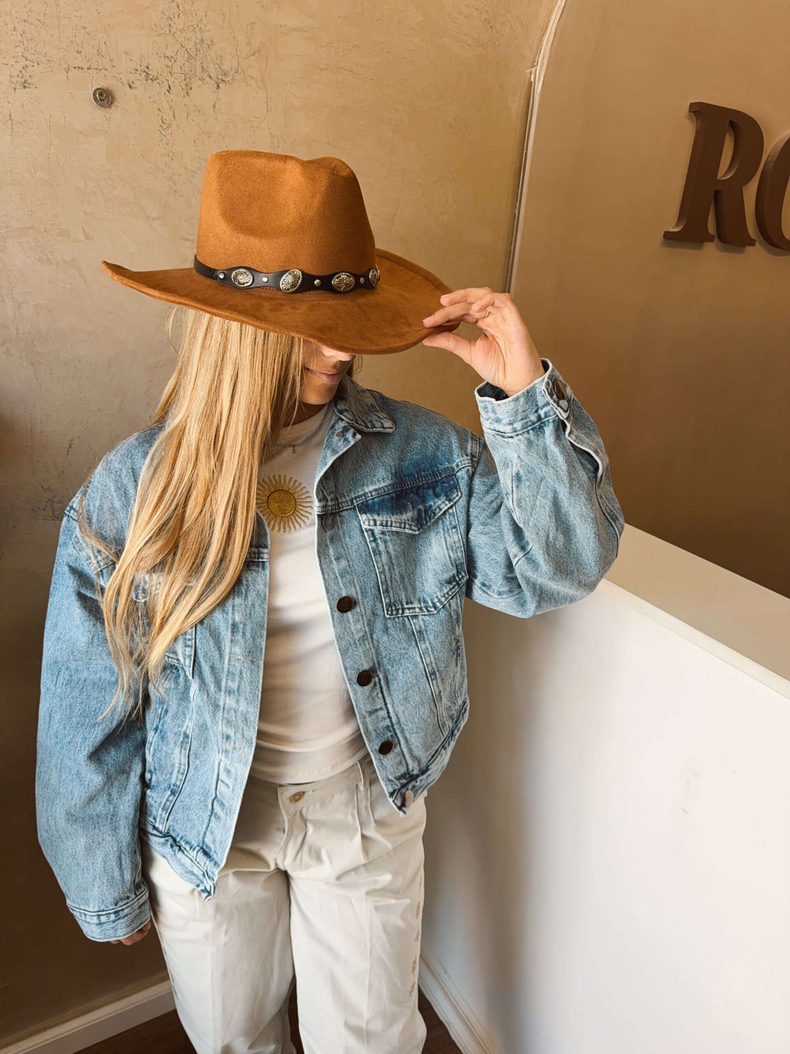 CAMPERA DE JEANS CELESTE BORDADA CON CINTURA - Image 2