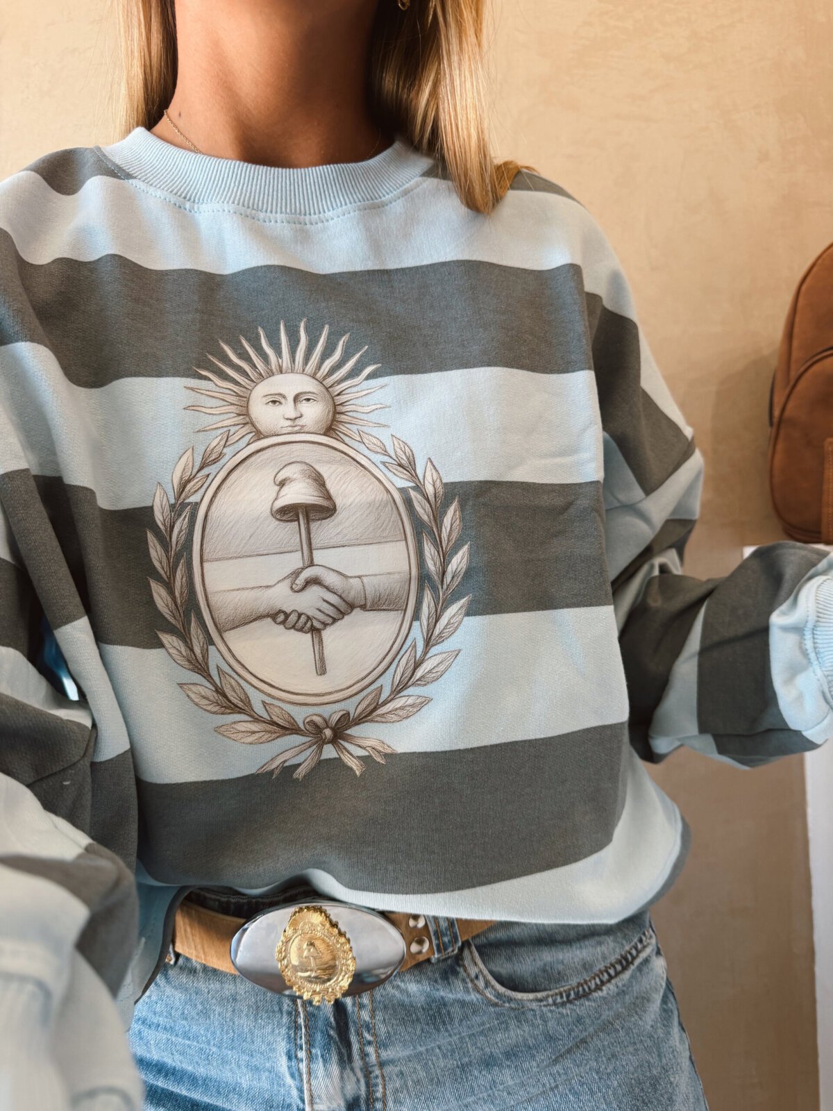 BUZO ESCUDO NACIONAL CELESTE Y GRIS - Image 2