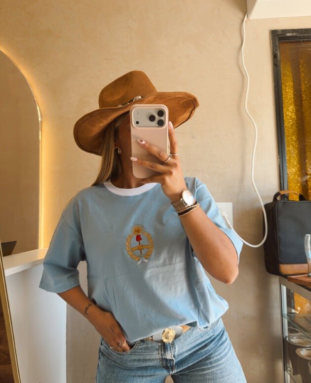 REMERA ALGODON ESCUDO BORDADO CELESTE