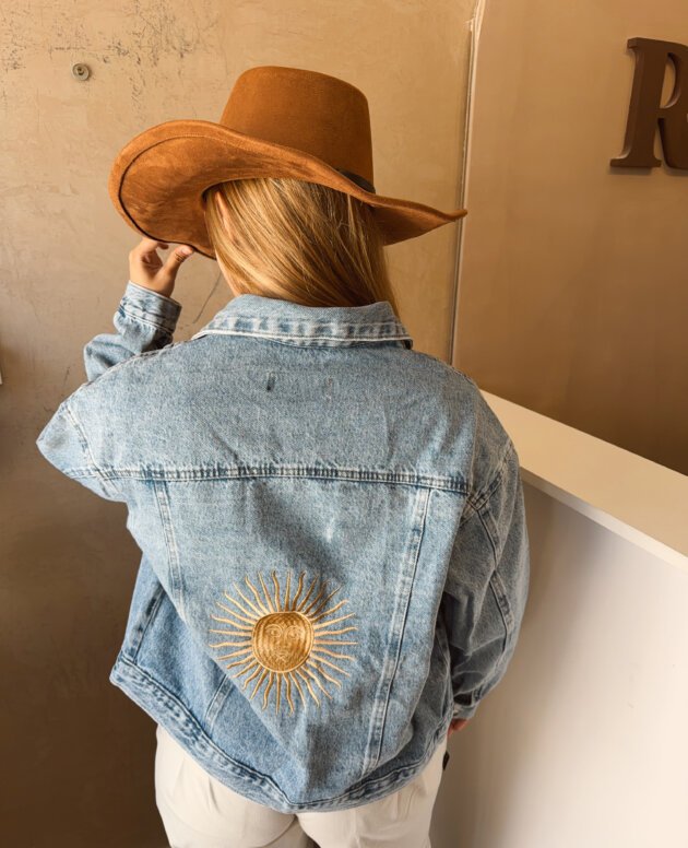 CAMPERA DE JEANS CELESTE BORDADA CON CINTURA