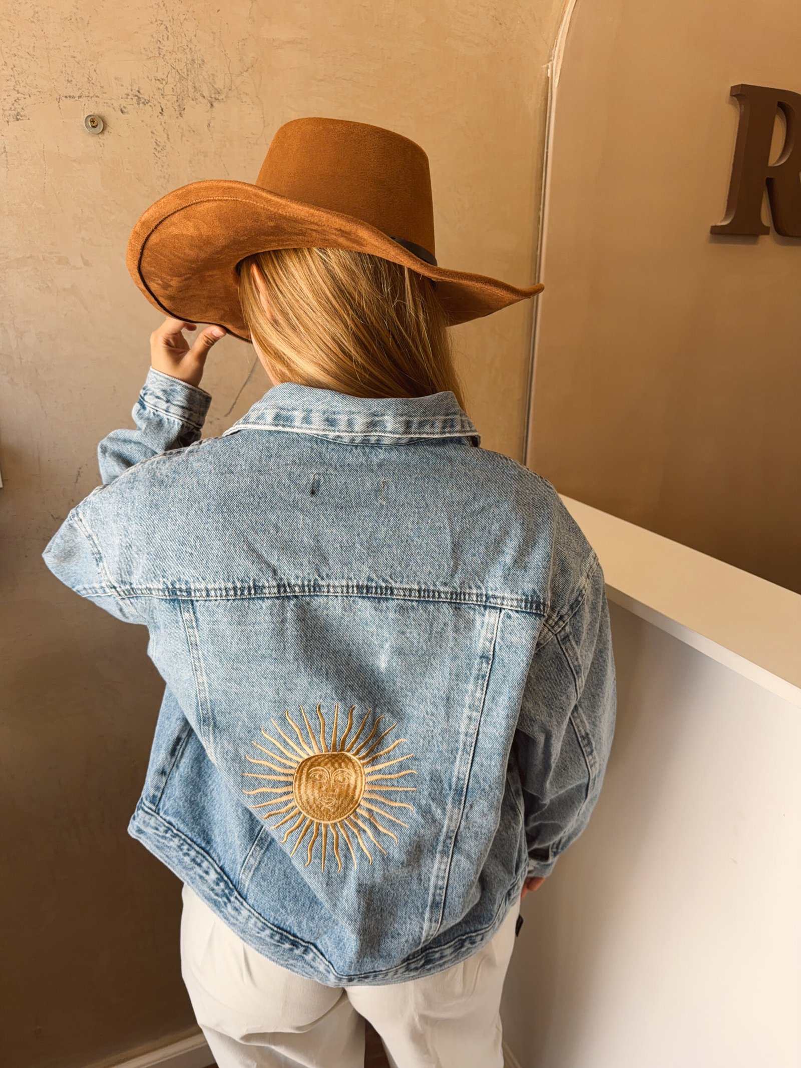 CAMPERA DE JEANS CELESTE BORDADA CON CINTURA