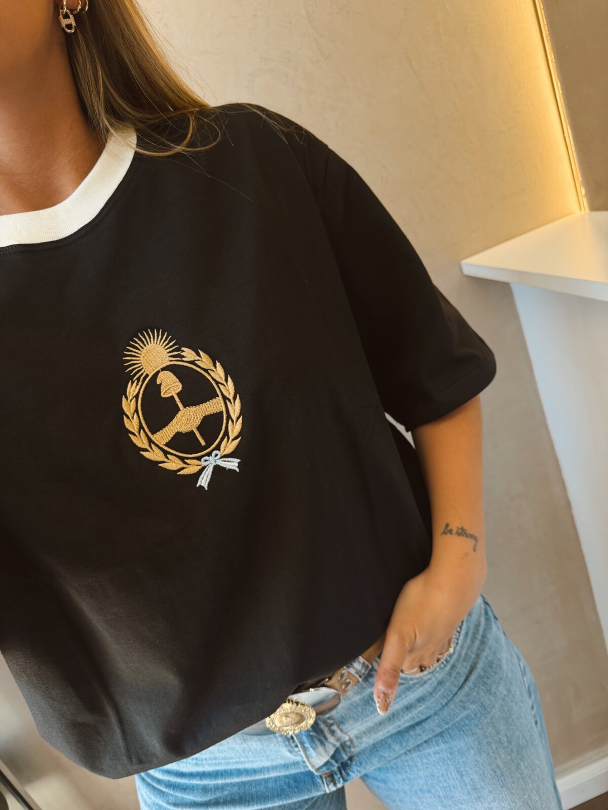 REMERA ALGODON ESCUDO BORDADO NEGRA - Image 3