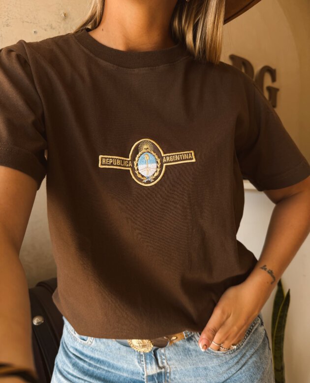 REMERA REPÚBLICA ARG MARRON