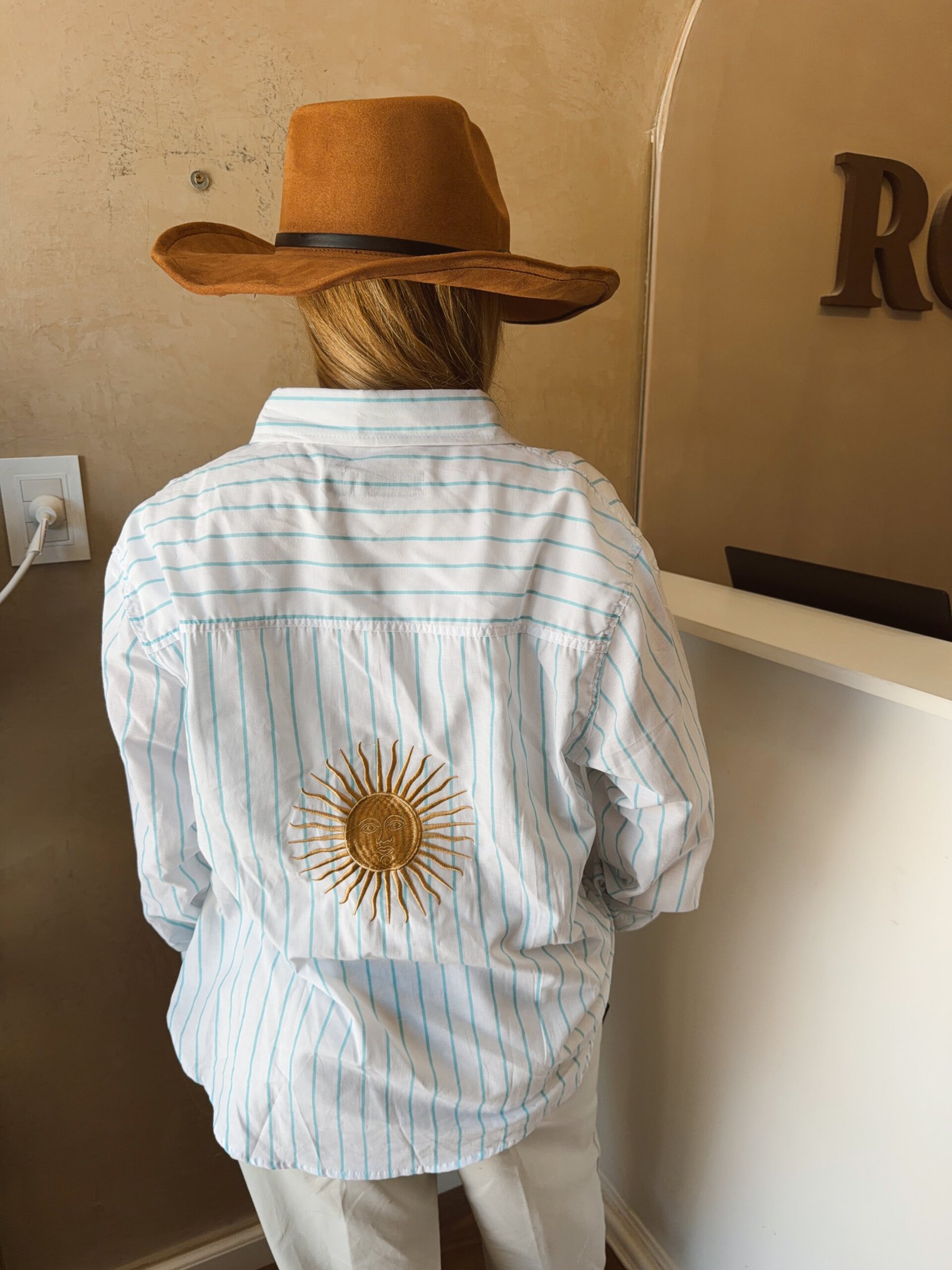 CAMISA RAYADA CELESTE BORDADA