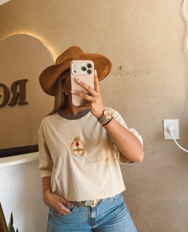 REMERA ALGODON ESCUDO BORDADO BEIGE