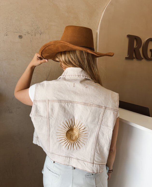 CHALECO DE JEANS BEIGE BORDADO