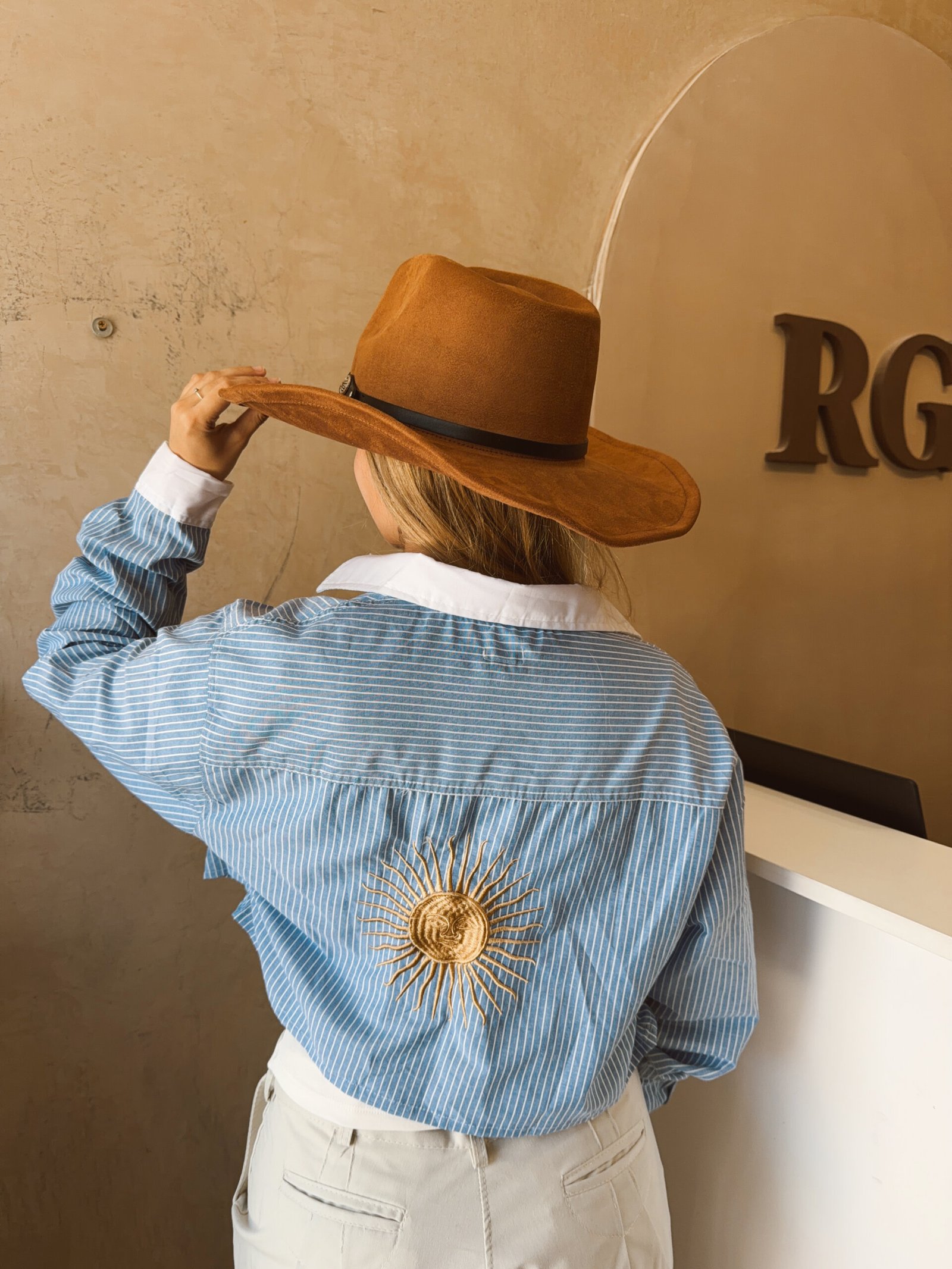 CAMISA RAYADA CORTA CUELLO BLANCO BORDADA