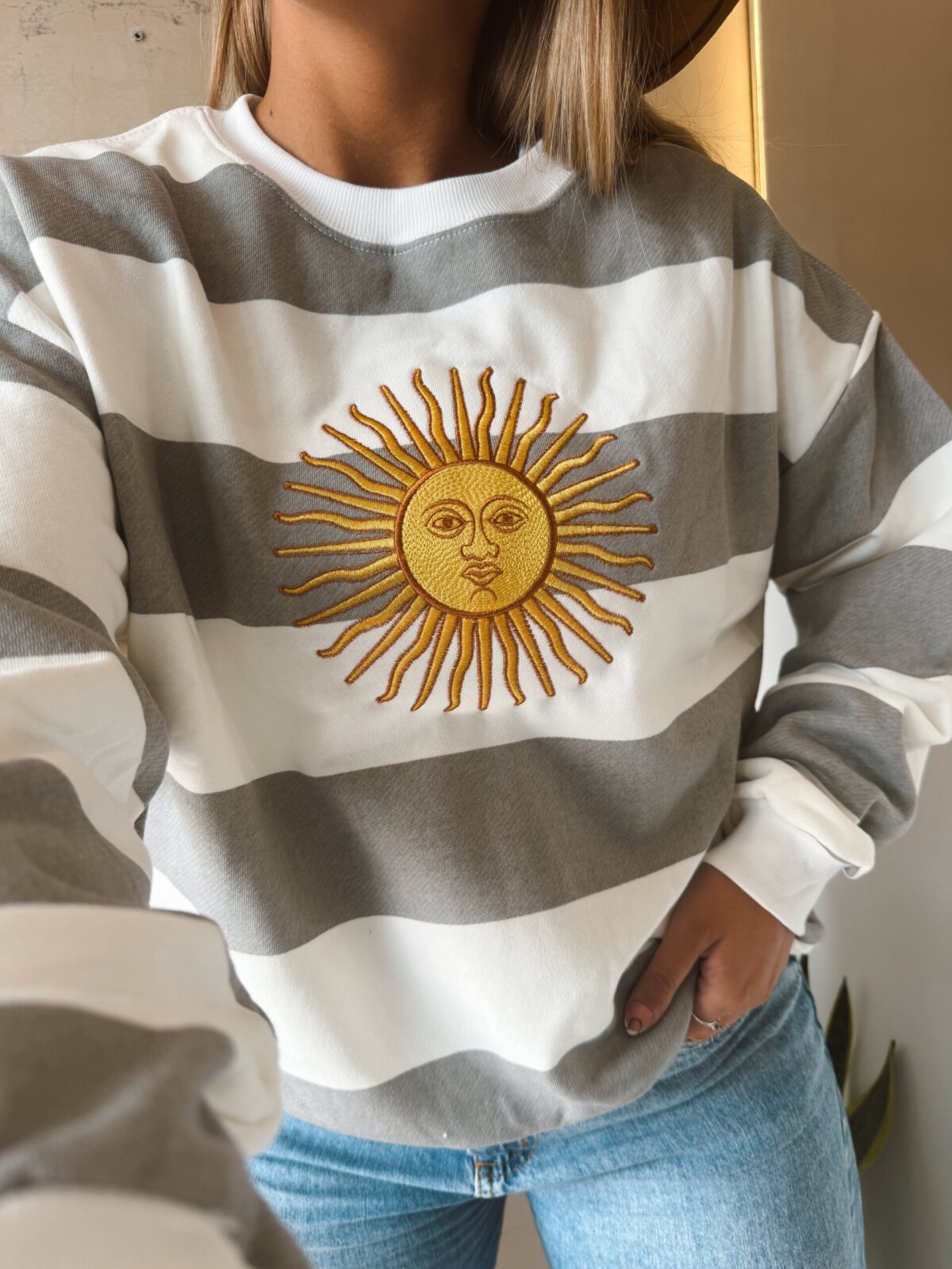 BUZO ALGODÓN RÚSTICO SOL BORDADO GRIS