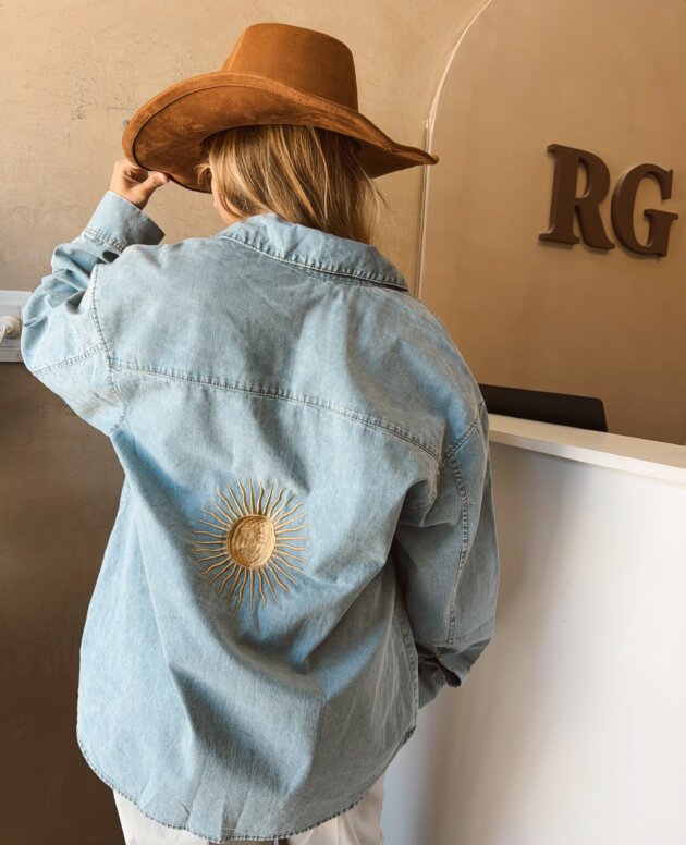 CAMISA JEANS LARGA CELESTE CLARITO BORDADA
