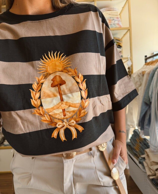 REMERA ESCUDO NEGRO MARRON