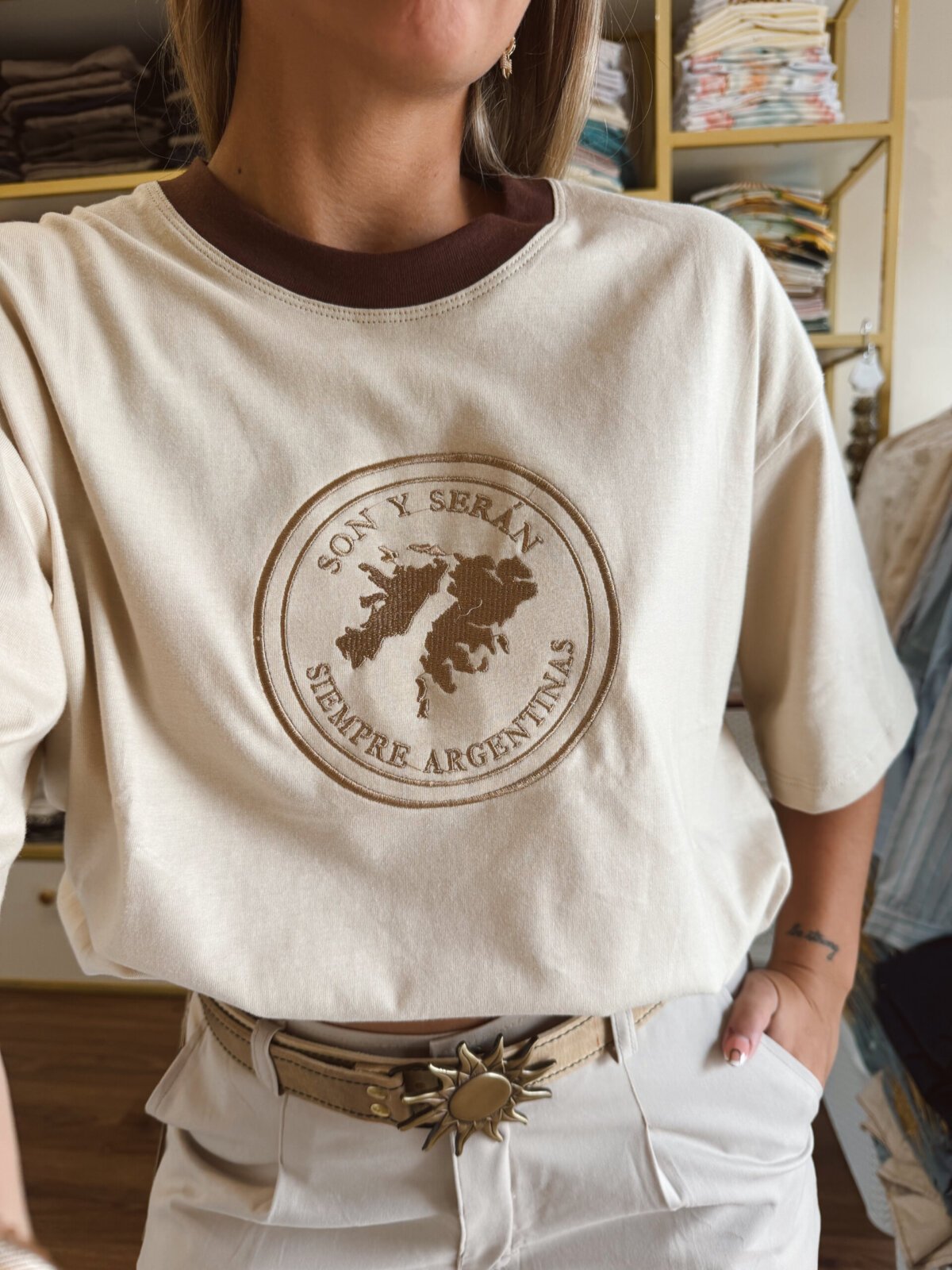 REMERA MALVINAS BEIGE BORDADA