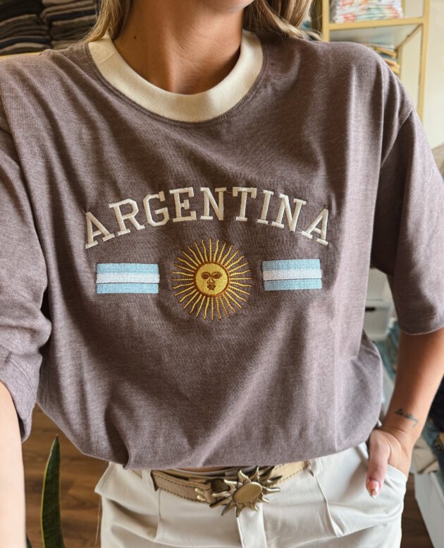 REMERA MARRON ARGENTINA Y BANDERAS BORDADA