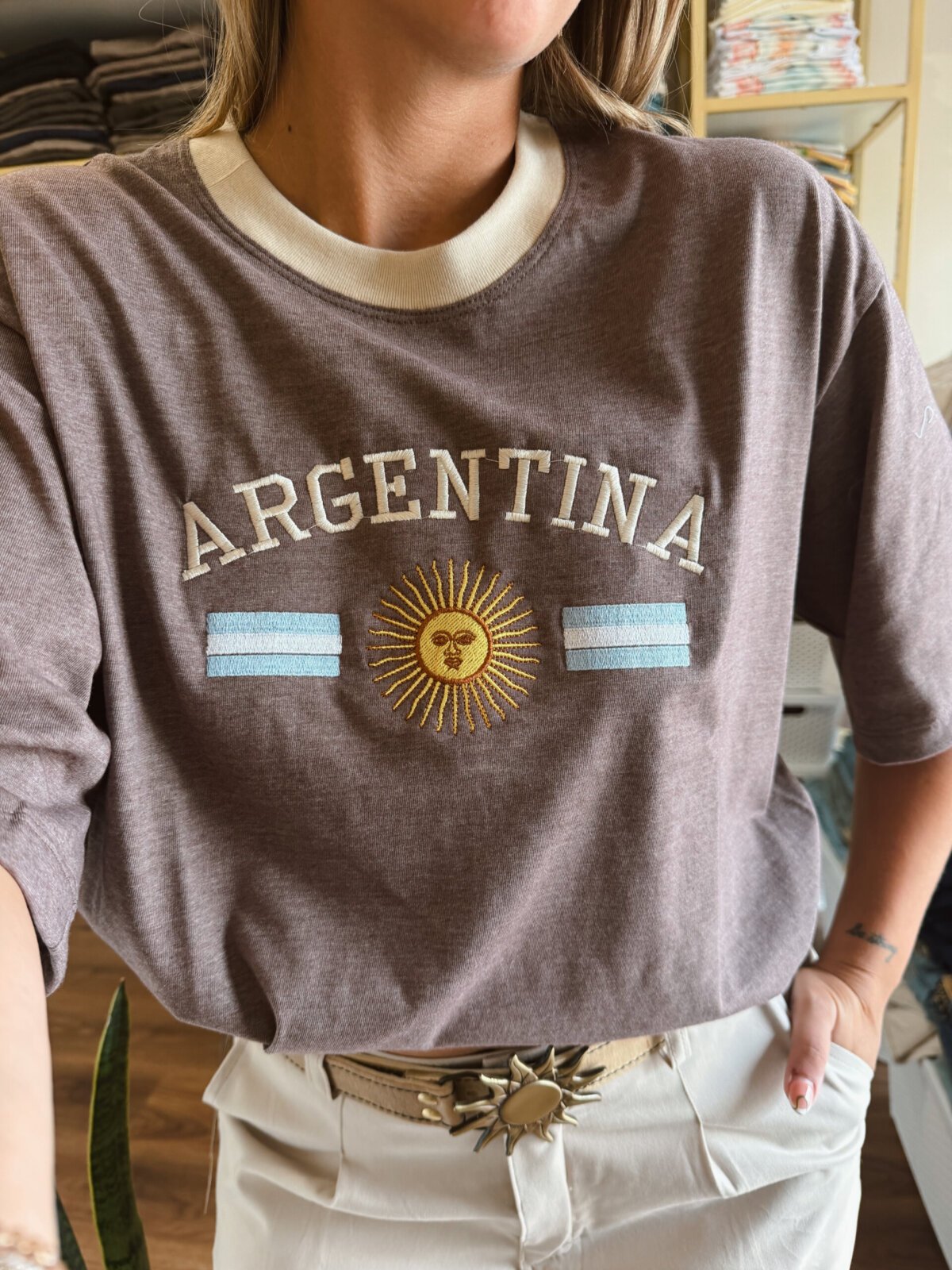 REMERA MARRON ARGENTINA Y BANDERAS BORDADA