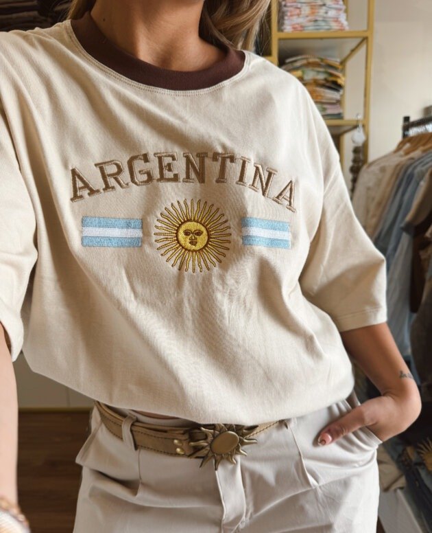 REMERA BEIGE ARGENTINA Y BANDERAS BORDADA