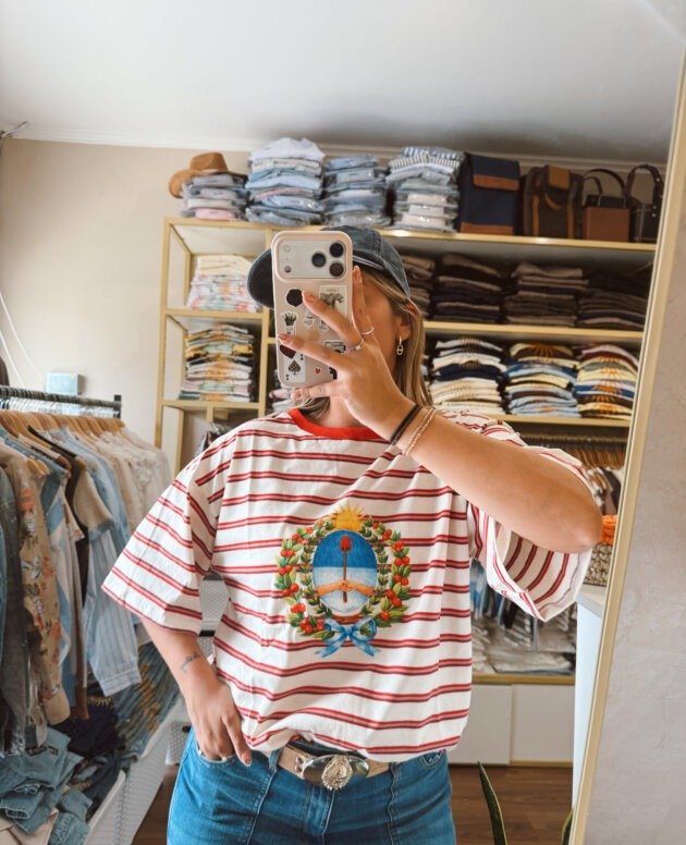 REMERA RAYADA ROJO ESCUDO COLORES