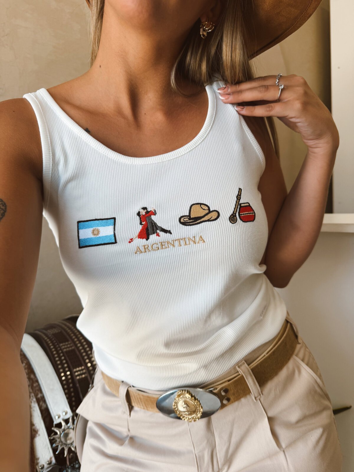 MUSCULOSA BORDADA MORLEY ICONOS ARG